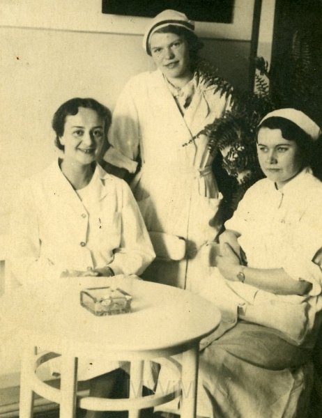 KKE 4629.jpg - Fot. Szpital. Jadwiga Jarzynowska (z domu Siemaszko) – mama Marii Jolanty Mierzejewskiej (z domu Jarzynowska), z dr. Zabielską i S. Cybulską, Głębokie, 1 V 1938 r.